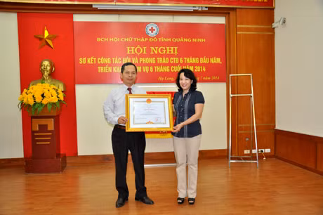 Đồng chí Vũ Thị Thu Thủy, Phó Chủ tịch UBND tỉnh trao bằng khen của Thủ tướng Chính phủ cho đồng chí Vũ Hồng Hải, Chủ tịch Hội CTĐ tỉnh.
