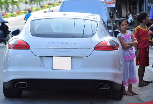 Porsche Panamera giá từ 4 tỷ đồng.