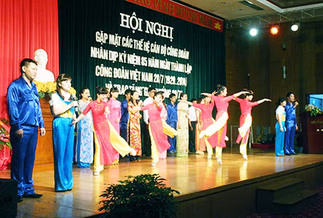 Một tiết mục văn nghệ của CNLĐ Công ty CP Quốc tế Hoàng Gia biểu diễn tại hội nghị gặp mặt các thế hệ cán bộ Công đoàn do LĐLĐ tỉnh tổ chức.