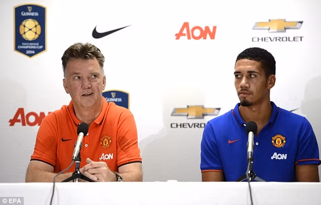 Smalling sẽ đeo băng đội trưởng M.U trước Inter