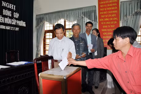 Uỷ ban MTTQ các cấp trong tỉnh tổ chức tốt việc lấy ý kiến đóng góp với các chức danh do HĐND bầu. (Trong ảnh: Đại diện các tổ chức thành viên MTTQ phường Ninh Dương, TP Móng Cái bỏ phiếu đóng góp ý kiến với các chức danh do HĐND phường bầu).