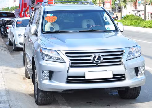 Lexus LX570 giá khoảng 5 tỷ đồng.