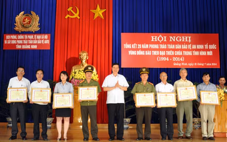 Đồng chí Nguyễn Đức Long, Phó Bí thư Tỉnh uỷ, Chủ tịch HĐND tỉnh tặng bằng khen của UBND tỉnh cho 8 tập thể, cá nhân đạt thành tích xuất sắc về phong trào toàn dân bảo vệ ANTQ trong vùng đồng bào theo đạo Thiên Chúa giáo.