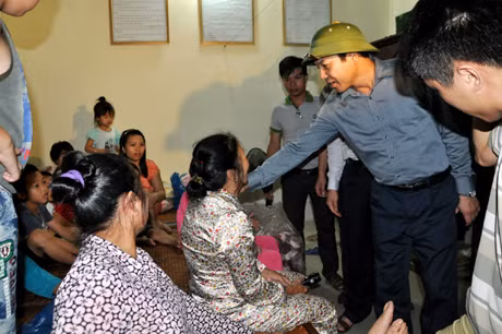 CÁc đồng chí lãnh đạo tỉnh động viên nhân dân phường Hải Hòa (TP Móng Cái) đến nơi tránh trú bão an toàn.