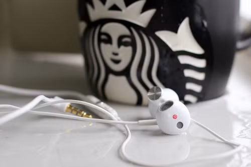 STH30 là mẫu tai nghe earbud của Sony đầu tiên đạt tiêu chuẩn chống nước IP57.