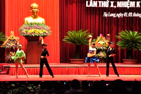 Khiêu vũ thể thao của các em thiếu nhi TP Hạ Long.