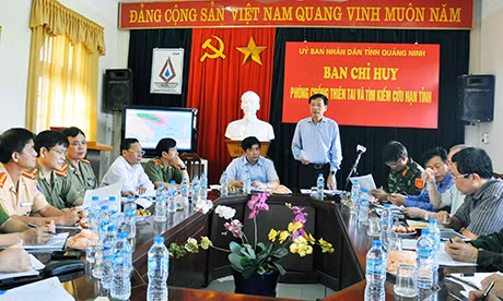 Đồng chí Nguyễn Văn Đọc, Chủ tịch UBND tỉnh báo cáo công tác phòng chống cơn bão số 2