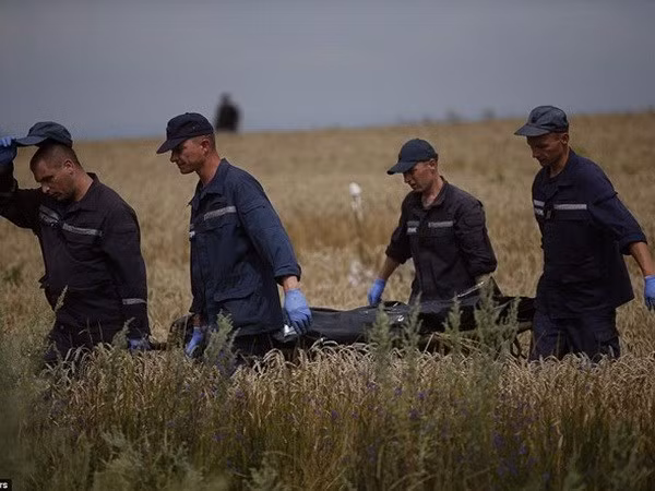 Các nhân viên cứu hộ di chuyển thi thể các nạn nhân vụ tai nạn máy bay MH17. (Nguồn: Reuters)