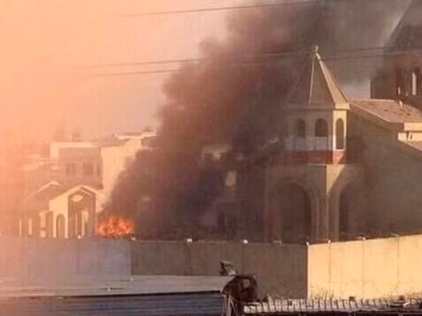 Nhà thờ cổ có tuổi thọ 1.800 năm ở Mosul đã bị phiến quân ISIL đốt cháy. (Nguồn: alarabiya.net)