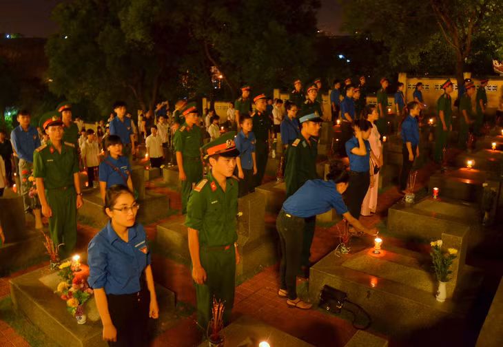 Đoàn viên thanh niên, lực lượng vũ trang cùng đông đảo nhân dân trên địa bàn dâng hương tưởng niệm trước anh linh các Anh hùng liệt sỹ của dân tộc.