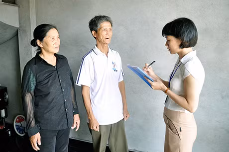 Cán bộ LĐ-TB&XH phường Bạch Đằng (TP Hạ Long) rà soát việc thực hiện chính sách ưu đãi đối với người có công với cách mạng trên địa bàn.