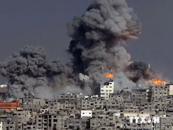 Khói lửa sau vụ không kích của quân đội Israel vào thành phố Gaza ngày 29/7. (Ảnh: AFP/TTXVN)