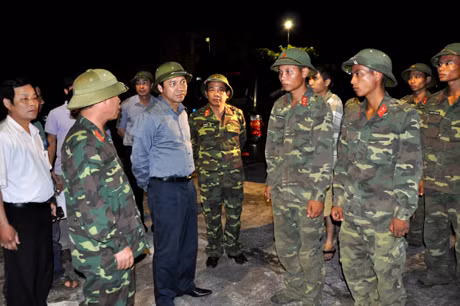 Đồng chí Đặng Huy Hậu, Phó Chủ tịch UBND tỉnh chỉ đạo các lực lượng tiến hành di dân đảm bảo an toàn. 