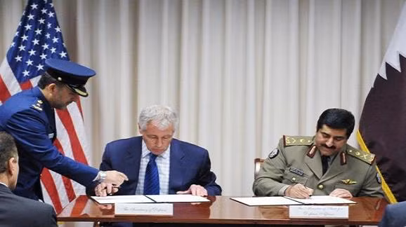 Bộ trưởng Quốc phòng 2 nước: Chuck Hagel và Hamad bin Ali al-Attiyah ký kết thỏa thuận