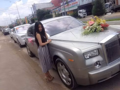 Chiếc Rolls Royce được dùng làm xe rước dâu.