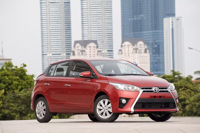 Toyota Yaris 2014 thiết kế lại hoàn toàn với diện mạo mới, nổi bật với dải hình thang cân ôm trọn lưới tản nhiệt xuống đến ba-đờ-sốc.