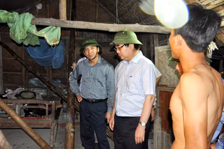 Các đồng chí: Cao Đức Phát, Bộ trưởng Bộ NN&PTNT; Đặng Huy Hậu, Phó Chủ tịch UBND tỉnh trực tiếp chỉ đạo công tác di dân
