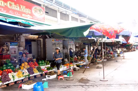 Khu vực kinh doanh hoa quả ở chợ Hạ Long I.