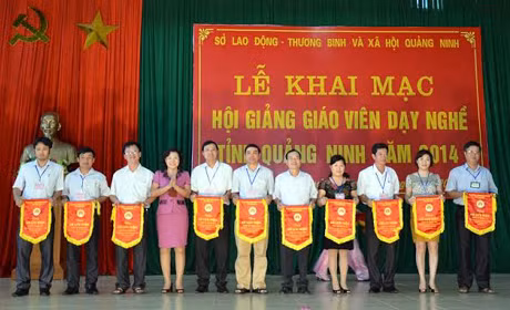 Ban tổ chức tăng cờ lưu niệm cho các đơn vị tham gia Hội giảng.
