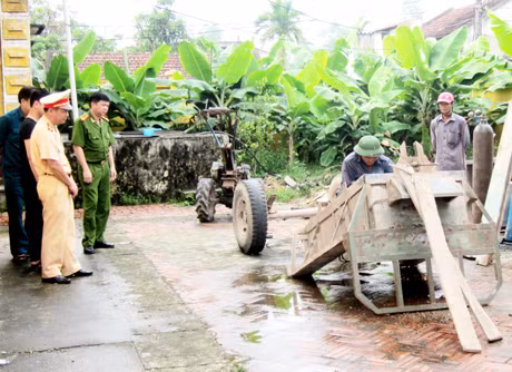 Một chủ phương tiện trên địa bàn thị xã tự giác giải bản xe công nông tự chế trước sự chứng kiến của cơ quan chức năng.