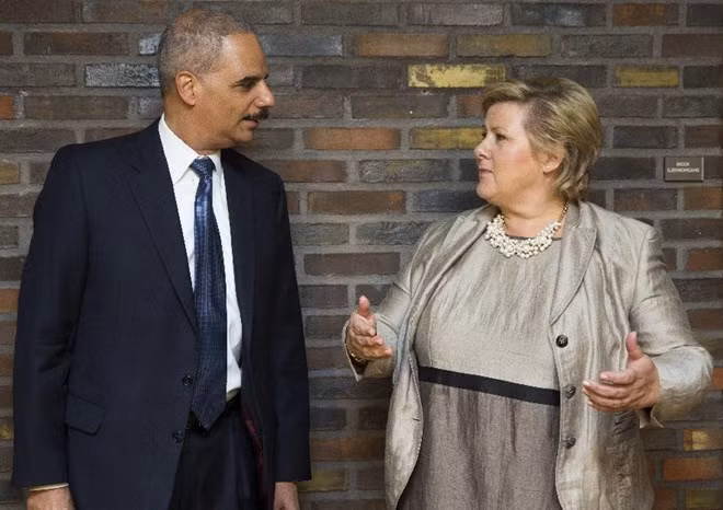 Thủ tướng Na Uy trao đổi với Bộ trưởng Tư pháp Mỹ Eric Holder trong chuyến công du châu Âu của ông Holder hồi đầu tháng, đem theo lời cảnh báo khủng bố có thể tấn công châu Âu (Nguồn: AFP)
