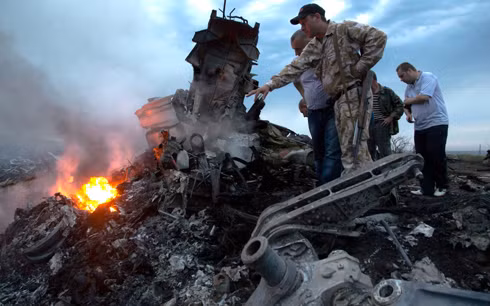 Hiện trường vụ MH17 gặp nạn ở miền Đông Ukraine (Ảnh: AP)