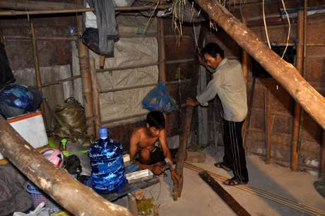 Nhân dân khu 2, hải Hòa chằng chống nhà cửa trước khi sơ tán