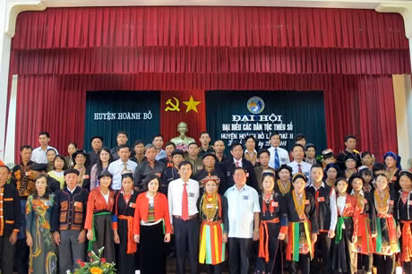 Các đại biểu chụp ảnh lưu niệm.