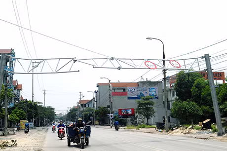 Trên không và dưới đất… (Ảnh chụp hồi 11 giờ ngày 24-7-2014 trên Quốc lộ 18, đoạn qua thị trấn Mạo Khê, huyện Đông Triều). Bảo Trang