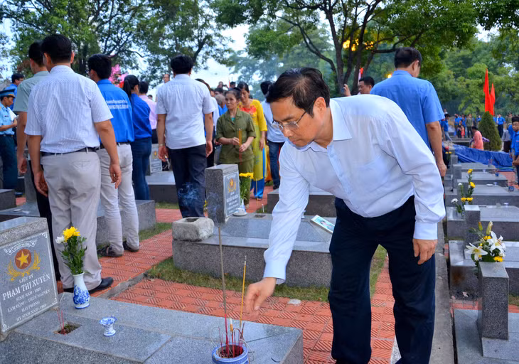 Đồng chí Phạm Minh Chính, Ủy Viên Trung ương Đảng, Bí thư Tỉnh ủy thắp hương tri ân trên phần mộ các Anh hùng liệt sỹ.