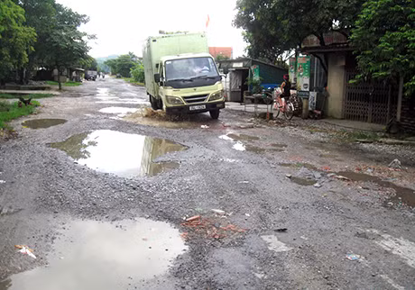 Nhiều nơi “ổ voi”, “ổ trâu” dày đặc, các phương tiện giao thông qua đây rất khó khăn, nhất vào ngày mưa (ảnh 3).