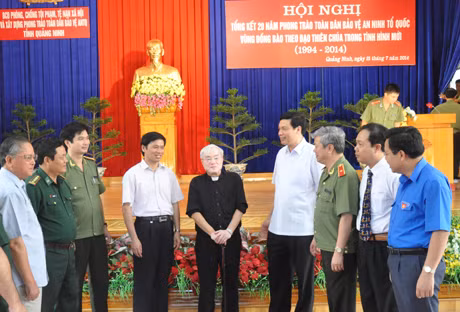 Đại biểu dự hội nghị trao đổi kinh nghiệm về phong trào toàn dân bảo vệ ANTQ trong vùng đồng bào theo đạo Thiên Chúa giáo. với đồng bào công giáo tại Hội nghị.