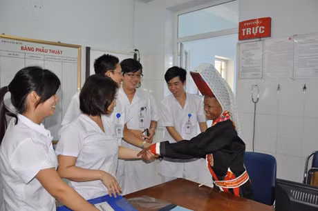 Bà Múi cảm ơn các y, bác sĩ Khoa Ung bướu, Bệnh viện Bãi Cháy trước khi ra viện.