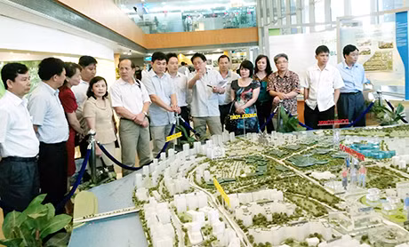 Đoàn cán bộ, công chức tỉnh Quảng Ninh tìm hiểu tại cơ quan Phát triển nhà ở Singapore (HDB).