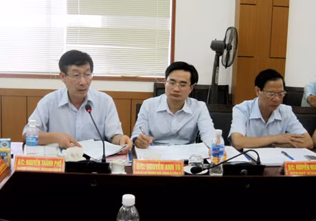  Đồng chí Nguyễn Thành Phố, Bí thư Thành ủy Uông Bí báo cáo đề án.
