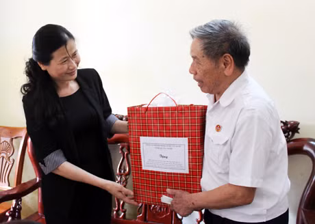 Đồng chí Đỗ Thị Hoàng, Phó Bí thư Thường trực Tỉnh ủy, Trưởng Đoàn ĐBQH tỉnh thăm hỏi Mẹ Việt Nam Anh hùng