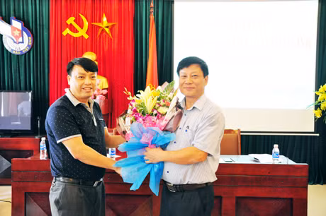 Đại biểu Chi hội Nhà báo thường trú chúc mừng Đại hội.