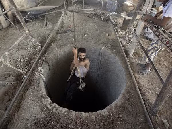 Một người đàn ông Palestine chuẩn bị chui xuống đường hầm buôn lậu biên giới Ai Cập-Dải Gaza. (Nguồn: AFP)