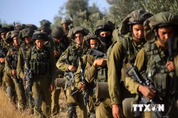 Binh sĩ Isarel tuần tra tại thành phố Hebron, Khu Bờ Tây ngày 17/6. (Ảnh: THX/TTXVN)