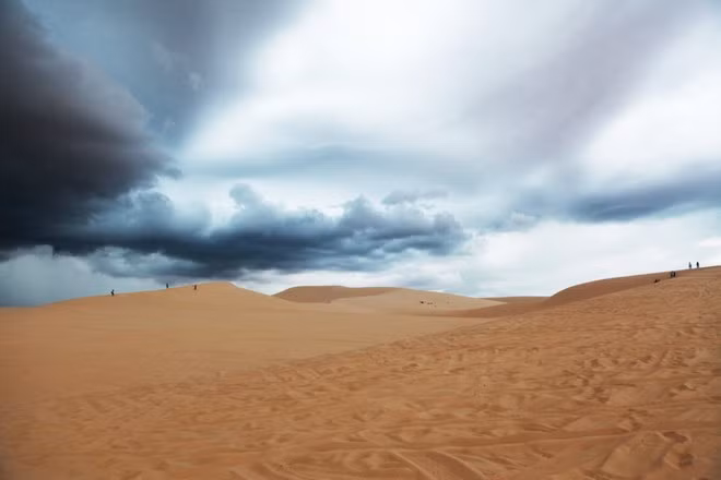 Không những được thiên nhiên ưu đãi sở hữu những bờ biển dài và đẹp, Phan Thiết còn nổi tiếng với những cồn cát tuyệt đẹp, khiến không ít người phải trầm trồ.