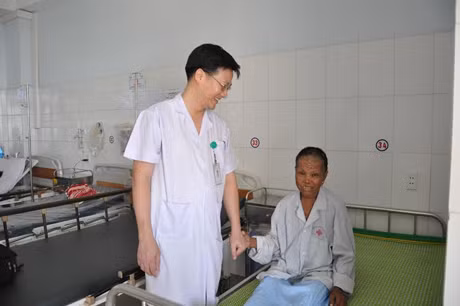 Bác sỹ Bệnh viện Đa khoa Bãi Cháy thăm, khám cho bà Múi.