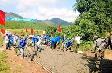 ĐVTN huyện Tiên Yên tham gia làm đường bê tông liên xã Yên Than, Điền Xá.