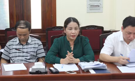 Đồng chí Vũ Thị Liên Oanh, Giám đốc Sở Giáo dục và Đào tạo báo cáo Đề án Nâng cao năng lực, sức chiến đấu; đổi mới phương thức lãnh đạo của Đảng và tinh giản bộ máy, biên chế của Sở Giáo dục và Đào tạo.