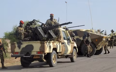 Quân Chính phủ Cameroon được điều động chiến đấu với Boko Haram (Ảnh AP)