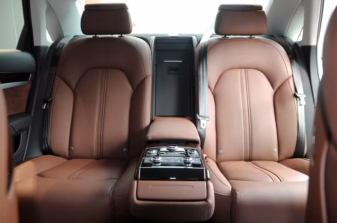 Ghế sau nhớ 3 vị trí trang bị như tiêu chuẩn và tự động hạ thấp, thu lại khi mở cửa sau. Audi A8L trang bị hệ thống âm thanh Bang & Olufsen công suất 1.400 watts, hướng công suất qua 19 kênh tới 19 loa bao gồm cả loa siêu trầm.