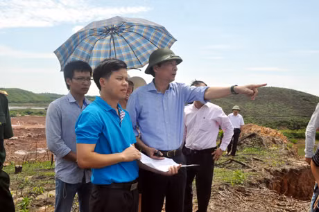 Đồng chí Chủ tịch UBND tỉnh yêu cầu các chủ nuôi trồng thủy sản tại huyện Đầm Hà chủ động có biện pháp chống chống cơn bão số 2.
