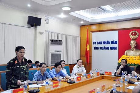 Thiếu tướng Trần Thành, Phó Tư lệnh Quân khu 3 phát biểu tại buổi họp.