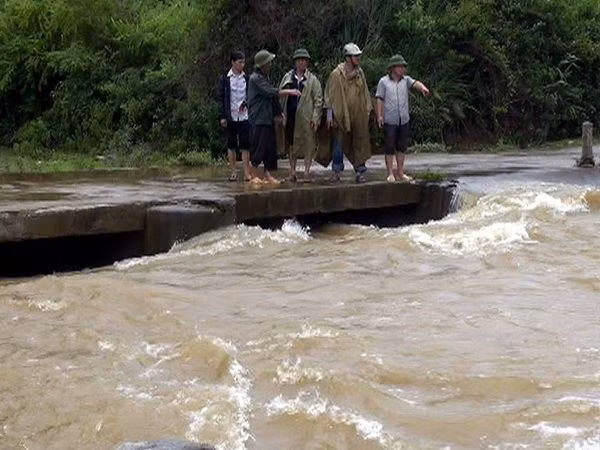Ban chỉ huy phòng chống lụt bão xã Tả Lèng, huyện Tam Đường đã 2 ngày tìm kiếm nạn nhân mất tích do bị lũ cuốn trôi. (Ảnh: Công Hải/Vietnam+)