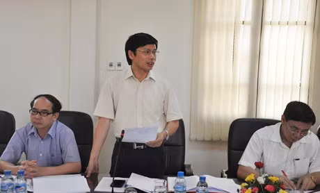 Thành viên Hội đồng thẩm định tham gia góp ý vào Đề án của Thị ủy Quảng Yên.
