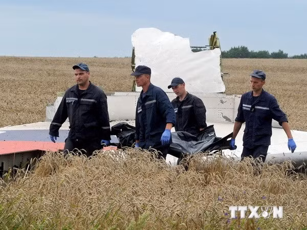 Lực lượng cứu hộ Ukraine tìm kiếm thi thể các nạn nhân, tại Grabove, Donetsk. (Nguồn: AFP/TTXVN)